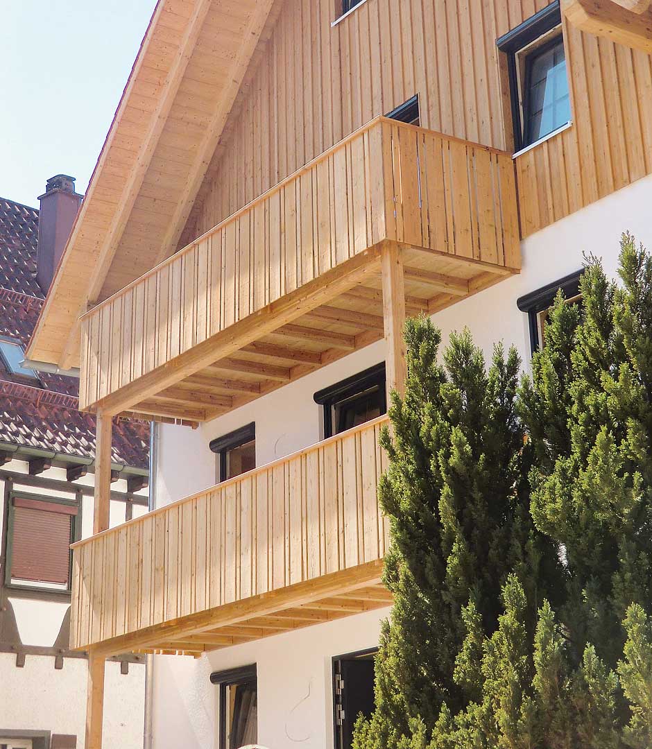 Zwei Balkone komplett aus Naturholz von der Zimmerei Kaupp